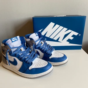 Jordan 1 - Säljer ett par Jordan 1 True Blue i storlek 44. Köpte dem ifrån SNS, inte använda mycket. Använda men omhändertagna i fint skick. Mer bilder, kvitto och info privat.