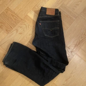 Levis 501 - Säljer nu mina Levis 501 i en fräsch mörkblå färg. Inte använda många gånger så i topp skick. Nypris 1100, säljer för endast 449