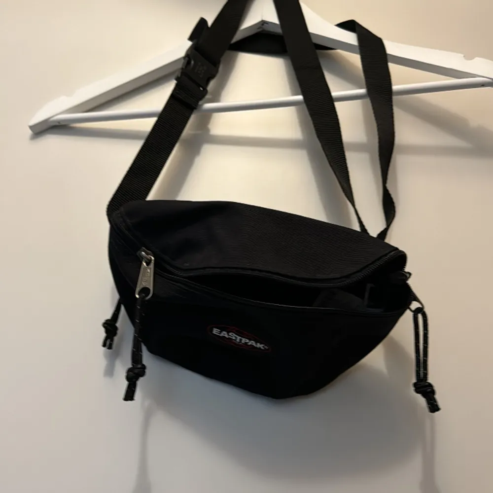 Svart magväska som går att ha crossbody. Från eastpak. . Väskor.