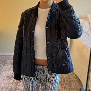 Jacka - Jätte fin vårjacka, tunn men varm, inte jätte använd men i super bra skick 