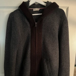 Moncler cardigan - Säljer min Moncler cardigan då den inte kommer till nån användning.  Cond: 9/10 (använd ett fåtal gånger) Srl: L Pris: 1800kr Bara höra av er för fler bilder!!