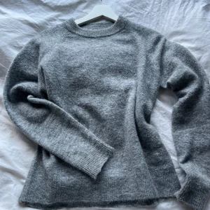 Stickad grå - Grå stickad från zara använd 2-3 gånger så den är i nyskick 💓