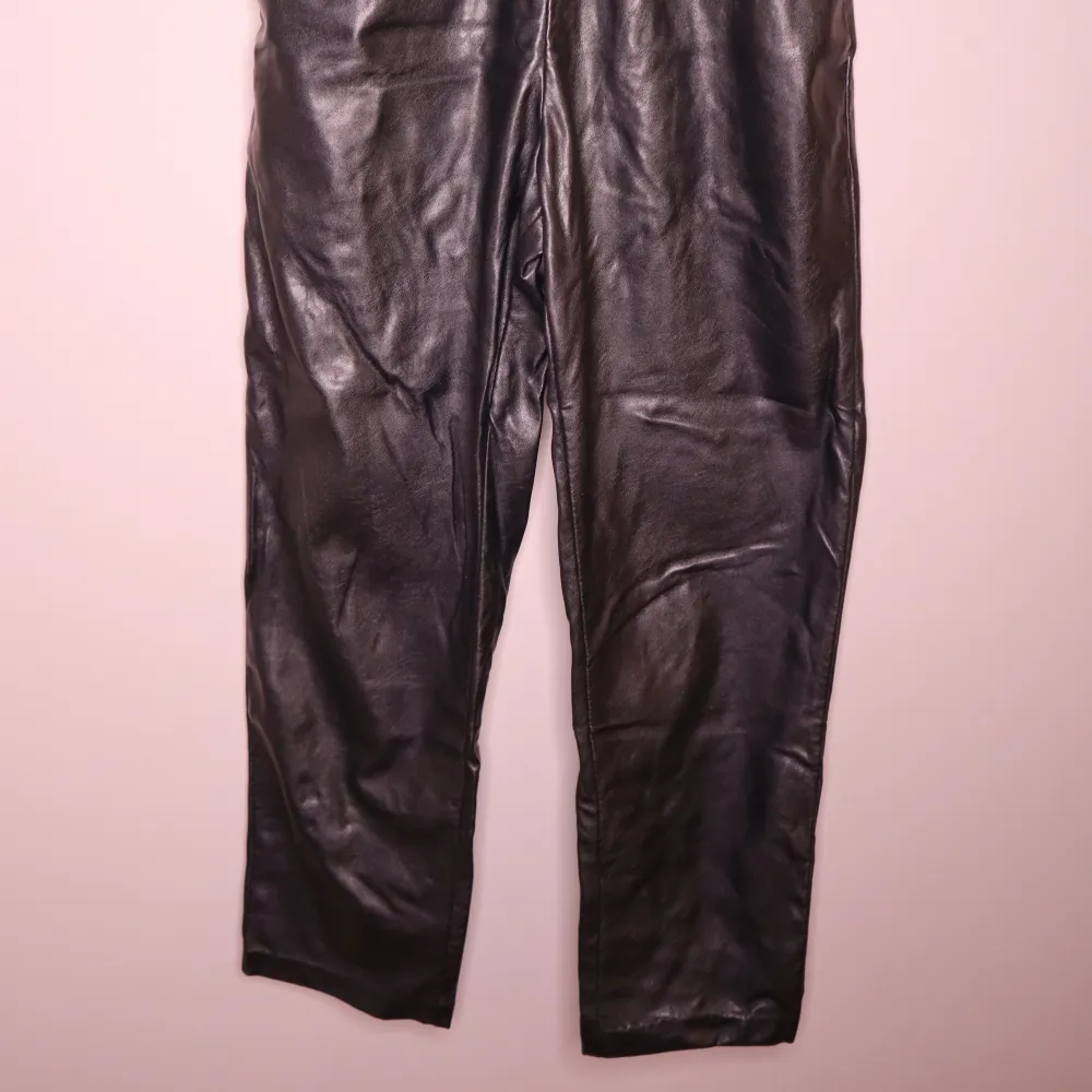 Svarta lösa skinnbyxor med resår i midjan, från Monki i strl XS. Jeans & Byxor.