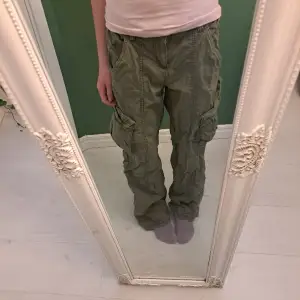 Murgröna cargo byxor från H&M. Säljer p.g.a att dom inte är min stil längre 😊 Bra skick men som du ser så är dom lite slitna längst ner. Det är bara att kontakta mig för frågor! 🤗