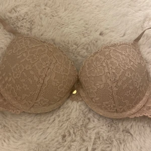 Så fin bh 💞💞 - Så fin bh💓💓 Jättebra skick priset är inte hugget i sten så kom gärna med förslag. 🫶🏼🫶🏼 