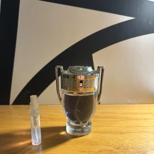Paco rabanne invictus sample  - Säljs i 2 ml. God parfym som passar till sommaren med noter av marin och citrus 🍋🌊.