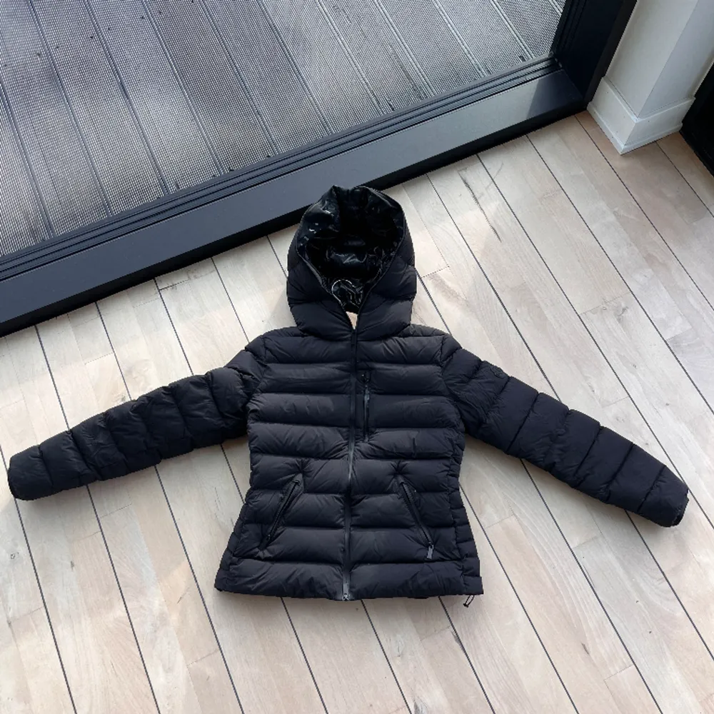 Hej jag säljer en Moncler Herbe Short Down Jacket för kvinnor, storlek o. Har kvitto och låda, den är köpt på tyska Moncler hemsidan. Den är nästan helt ny och oanvänd. Kommer med original kvitto.. Jackor.