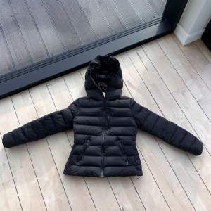 Hej jag säljer en Moncler Herbe Short Down Jacket för kvinnor, storlek o. Har kvitto och låda, den är köpt på tyska Moncler hemsidan. Den är nästan helt ny och oanvänd. Kommer med original kvitto.