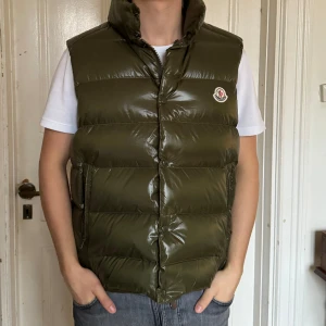 Moncler Väst - Moncler Väst ”TIBB DOWN GILET” i bra men använt skick, 8/10. Nypris: 9 755 kr. Kvitto och äkthetsbevis finns. Storlek: 5, passar L. 