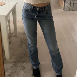 Straight jeans från zara  - Straight jeans från zara. Använda men i fint skick. Passar perfekt på mig som är 166 och normalt sett bär Xs/S.