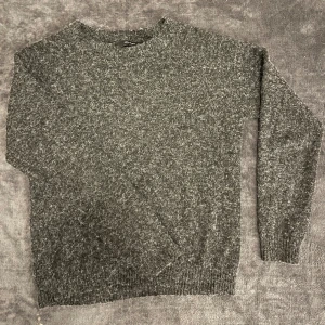 Stickad tröja😻 - Stickad tröja från vera moda i bra skick. Frakt: 50kr, inkluderat i priset. (60kr för tröjan och 50kr för frakten)