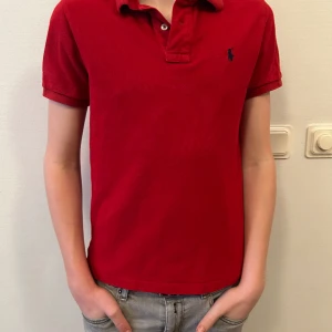 Polo Ralph Lauren Pike - Säljer min Polo Ralph Lauren pike i strl L i barnstorlek.För att den är för liten. Endast använd ett fåtal gånger och är i väldigt bra skick. Nypris 895.