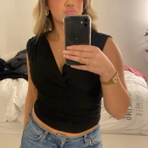 Svart omlott topp - suuuperfin topp som tyvärr inte kommer till användning, i toppen skick. Från Gina<3