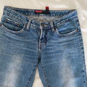 Fina lågmidjade jeans i storlek 34 som tyvärr är för små. Utsvängda/raka💕