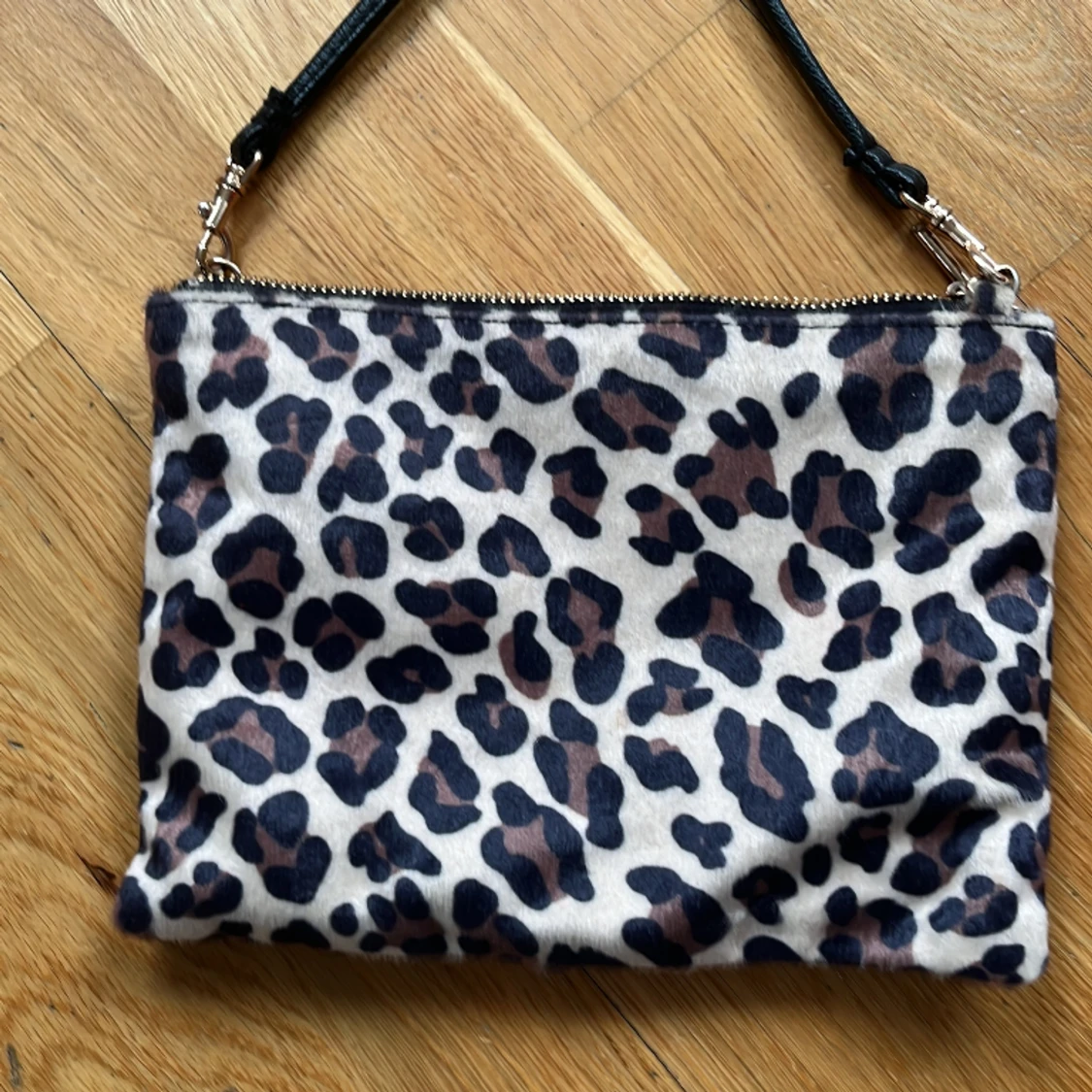 Väska med leopardprint 