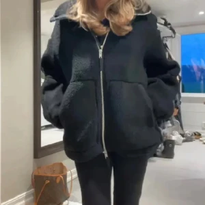 Teddy jacka - Säljer denna snygga slutsålda teddy jackan från HM, perfekt nu till våren. Hör av dig vid funderingar