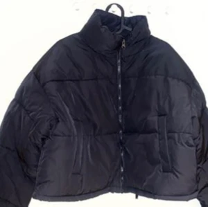 Ny oanvänd pufferjacka - svart - Svart kort pufferjacka i storlek S. Nypris 399 kr.  Köparen står för frakten. 