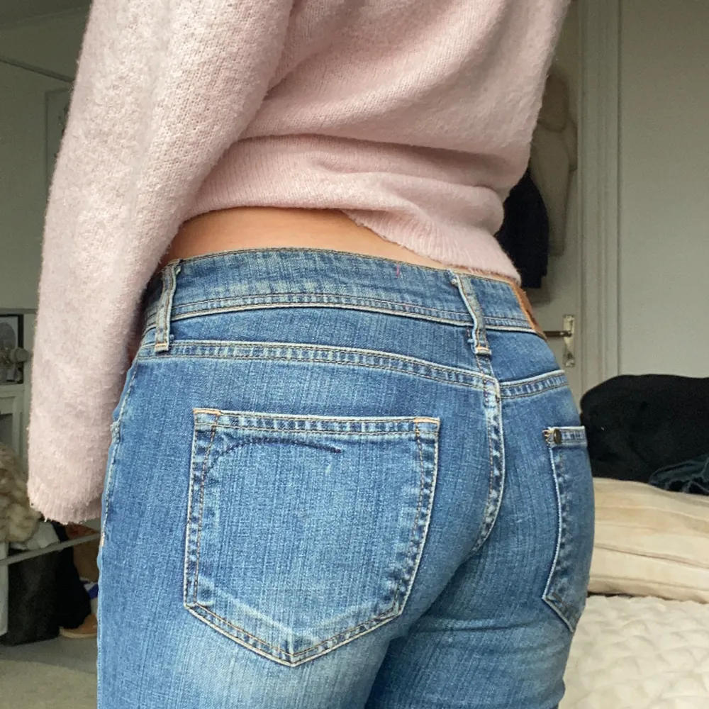 Säljer dessa sjukt snygga lågmidjade jeansen då de inte kommer till användning 🫶. Jeans & Byxor.
