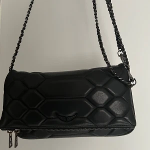 Zadig Voltaire väska  - Intressekol på den här jätte fina Zadig väskan! Använd typ 2-3 gånger och är i jätte bra skick! 