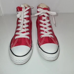 Converse Chuck Taylor All Star  - Converse Chuck Taylor All Star Höga  Röda sneakers endast använda 1 gång