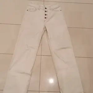 Fina raka och högmidjade jeans från lindex🌟 Storlek 158, flickor.  Passar till allt och har smarta knappar!  