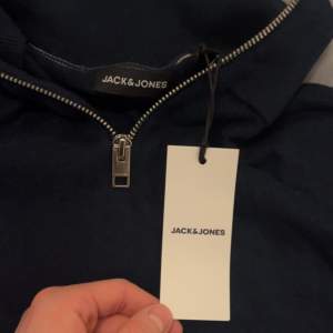 Tjena! Säljer nu min HELT nya half zip från Jack and Jones då den är lite för stor för mig, den kostar 600 ny och behöver pengar snabbt så pris ej hugget i sten om det är en snabb och smidig affär!