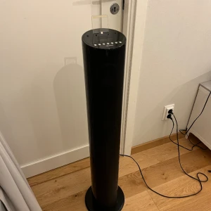 Högtalare  - Snygg högtalare med en fjärrkontroll till och en inbyggd laddare på toppen där man kan ställa luren. Funkar perfekt. 