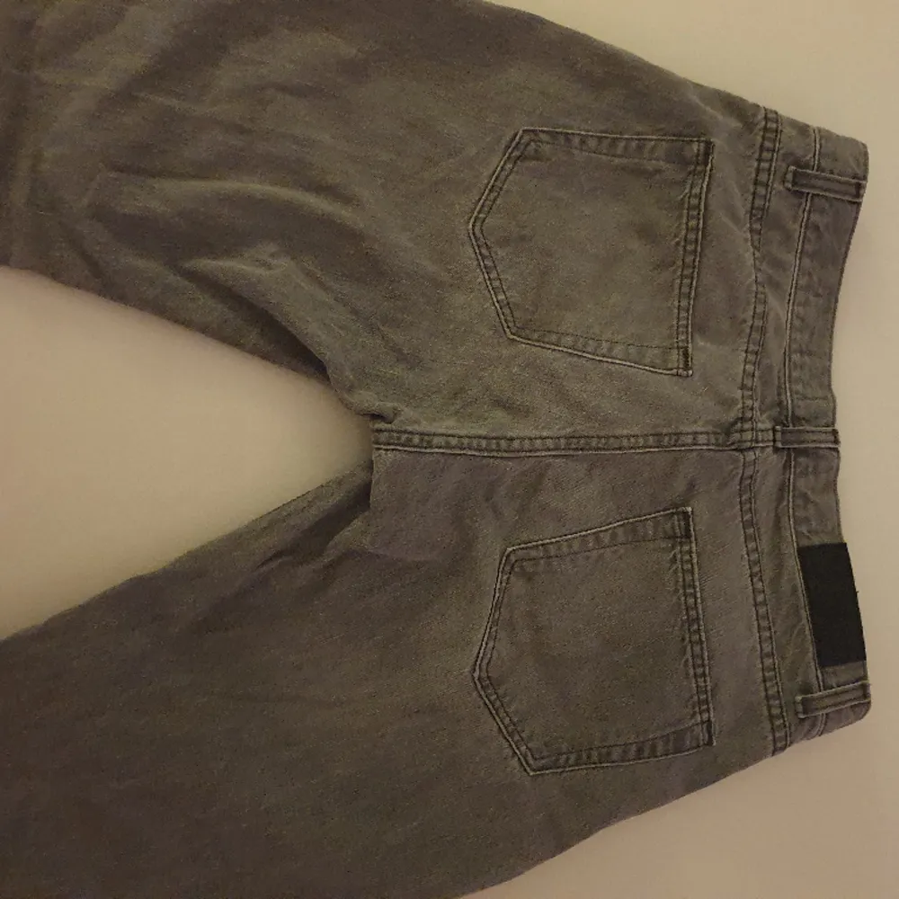Fina gråa jeans i bra skick. Jeansen är i rgular fit. Jeans & Byxor.
