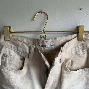 Jeans pull&bear - Avklippta passar 157, mid waist, bootcut