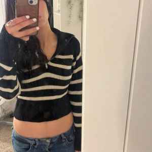 Stickad tröja med dragkedja - Superfin randig polotröja med dragkedja från monki💗