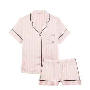 Victoria secret pyjamas - Säljer denna söta pyjamasen , hör av er om frågor ! 💕