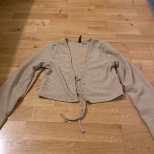 Beige kofta från h&m, använda 1 gång, original pris 50kr 