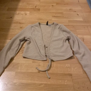  Beige kofta - Beige kofta från h&m, använda 1 gång, original pris 50kr 