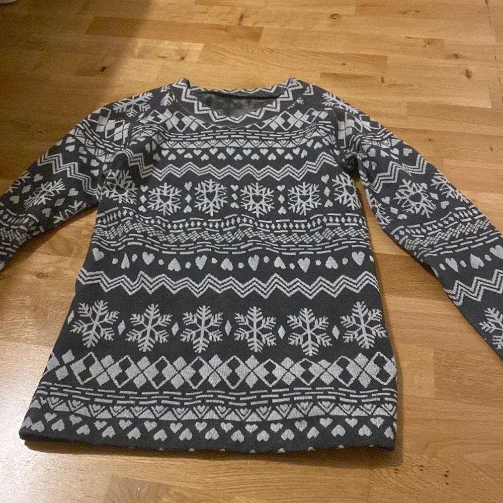 Grå jul tröja från rusta, aldrig använd, original pris 50kr . Tröjor & Koftor.
