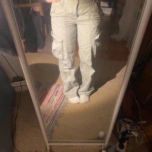 Cargopants - Gröna cargos från HM, super sköna, sitter jätte bra. Säljer då de ej kommer till användning 💕 Nypris 200 kr