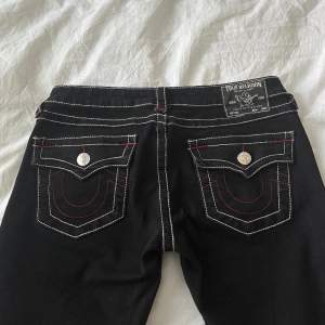 Lågmidjade bootcut jeans från True Religion 🩷så himla snygga!! Midja: 76cm (stretchiga!!!!) innerben 82cm 