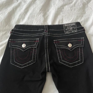 Lågmidjade bootcut jeans  - Lågmidjade bootcut jeans från True Religion 🩷så himla snygga!! Midja: 76cm (stretchiga!!!!) innerben 82cm 