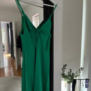 Grön bikbok klänning i storlek s, super fint skick💞