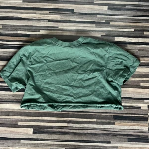 T-shirt - En grön kroppad t-shirt. Säljs då den är för liten för mig. Bara att höra av sig till mig vid frågor eller funderingar💓