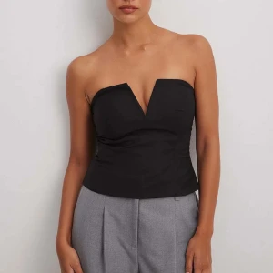 Festtopp - Skitsnygg festtopp från nakd, helt ny med lappen kvar. Säljer då den var lite stor över bysten för mig så köpte en mindre storlek. Skriv om ni har några frågor eller vill ha fler bilder🫶🏼