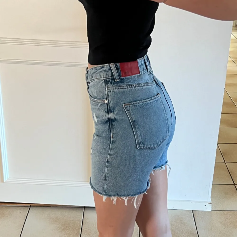 Jeans shorts från zara som inte kommer till användning, nyskick. Storlek 38 passar mig som normalt bär storlek S. Skriv vid intresse eller frågor.. Shorts.