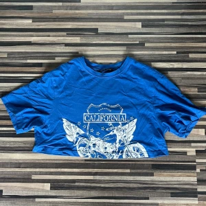 T-shirt  - En blå kroppad t-shirt. Säljs då den inte används av mig längre. Hör av dig vid funderingar eller frågor❣️