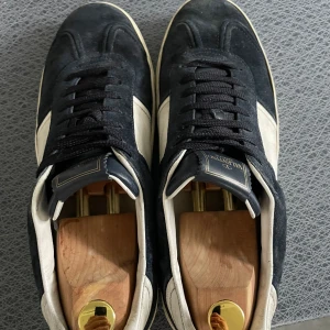 Valentino Flycrew - Säljer dessa sjukt snygga valentino skor som är väldigt eftertraktade. De saknar 5 av 22 nitar men är annars i bra skick och använt väldigt varsamt. De är i storlek 43 men sitter större. Skriv privat för frågor eller fler bilder!