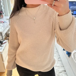 Stickad tröja - Säljer denhär beiga stickade tröjan ifrån zara då den tyvärr inte kommer till användning mer.