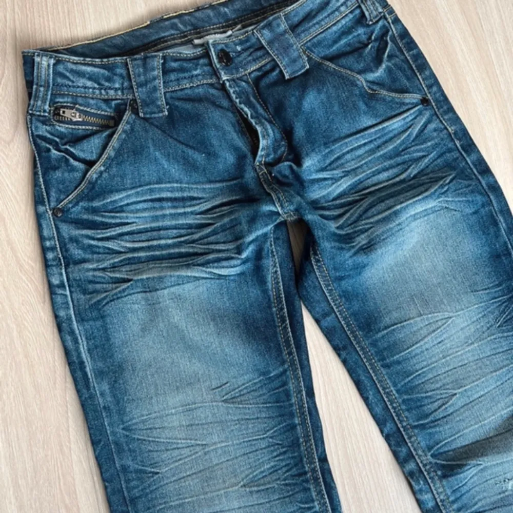 Mycket fint skick, köpt på plick men var för små för mig😊Storlek S, jättefina bootcut jeans med en låg midja. Längden: 99cm, Midja: 35cm, Lår: 21cm. Vid fler frågor kom privat!. Jeans & Byxor.