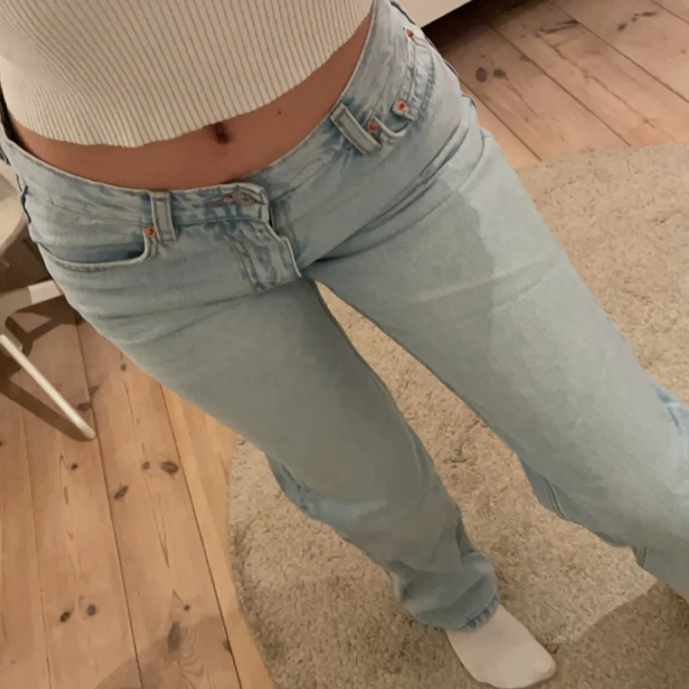 Low waist straight jeans från Gina🫶🏼 använda 1 gång och passar mig som är 168🫶🏼. Jeans & Byxor.