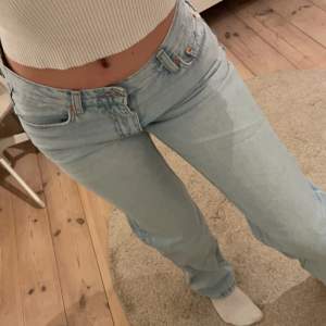 Low waist straight jeans från Gina🫶🏼 använda 1 gång och passar mig som är 168🫶🏼