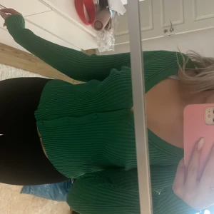 Grön ribbad tröja  - En grön ribbad tröja i storlek medium, använd ett fåtal gånger. 