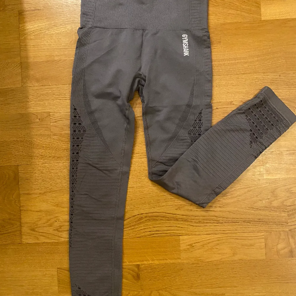 Seamless grafitgråa tights från gymshark i toppskick! Endast använda några gånger💗. Jeans & Byxor.