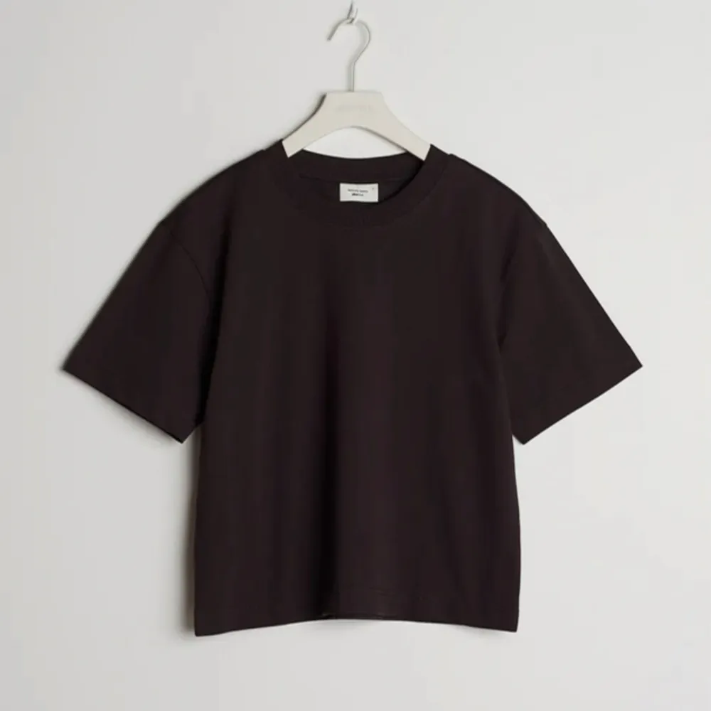 En basic brun t-shirt från Gina tricot som inte kommit till användning  Nästan helt oanvänd . T-shirts.